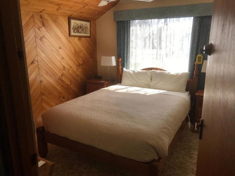 Lakeside Chalet & Studio - Foster Accommodation 6
