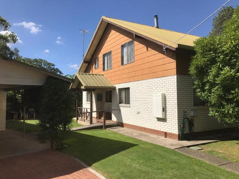 Lakeside Chalet & Studio - Foster Accommodation 5