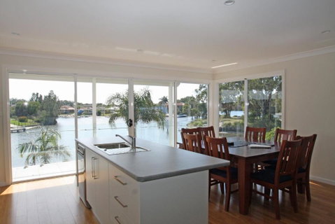 Unbeatable Waterfront Location - Foster Accommodation 4