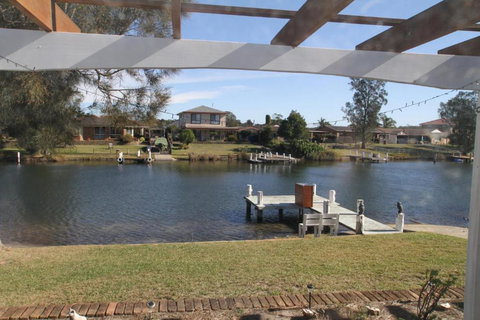 Waterfront On Sandpiper - Foster Accommodation 3