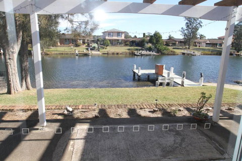 Waterfront On Sandpiper - Foster Accommodation 7
