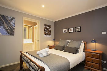 Acacia 2 - Luxurious Holiday Townhouse - Foster Accommodation 0