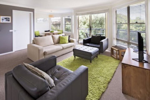 Caribou 3 - Modern & Spacious With Views Over Lake Jindabyne - Foster Accommodation 0