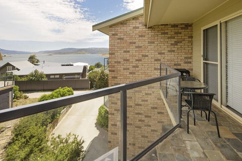 Caribou 3 - Modern & Spacious With Views Over Lake Jindabyne - Foster Accommodation 1