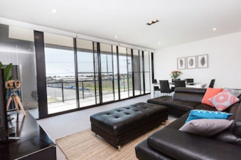 4 Bedroom Executive Apartment In The CBD - Foster Accommodation 0
