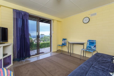 'Cliff 64' Cliff Top Home - Foster Accommodation 2