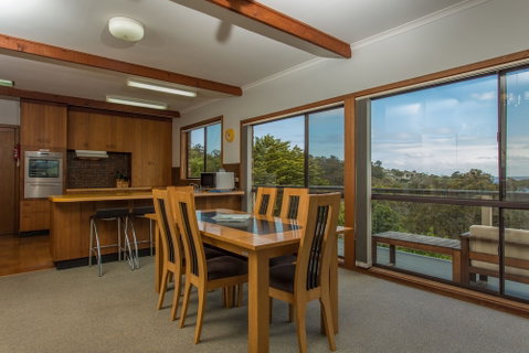 'Cliff 64' Cliff Top Home - Foster Accommodation 3
