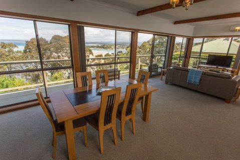 'Cliff 64' Cliff Top Home - Foster Accommodation 5