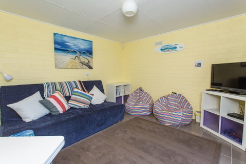 'Cliff 64' Cliff Top Home - Foster Accommodation 4
