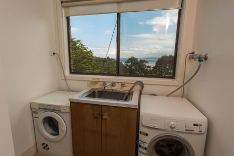 'Cliff 64' Cliff Top Home - Foster Accommodation 1
