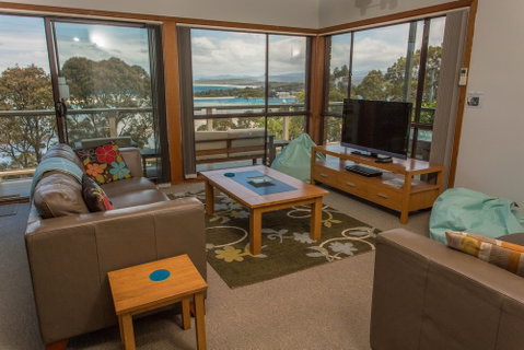 'Cliff 64' Cliff Top Home - Foster Accommodation 6