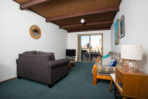 Fishermans Lodge - Foster Accommodation 1