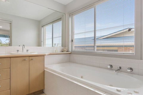 Greens On Pacific Way - Foster Accommodation 2