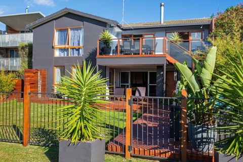 Ocean's 30 - Ultimate Beach Frontage - Foster Accommodation 2