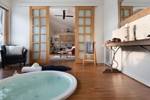 Gables Bend Spa Villa - Foster Accommodation 5