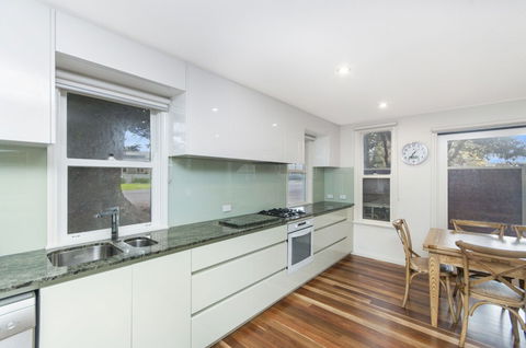 JOHANSSONS PERCH COTTAGE - Foster Accommodation 4