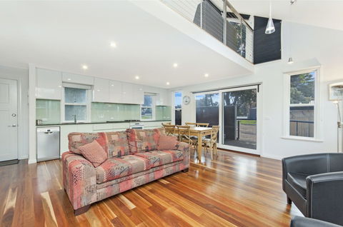 JOHANSSONS PERCH COTTAGE - Foster Accommodation 0