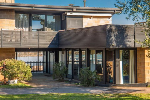 'Southwind' On Main Street - Foster Accommodation 2