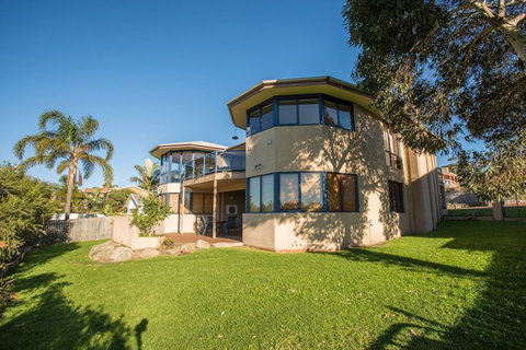 Tura Beach House On Pacific Way - Foster Accommodation 4