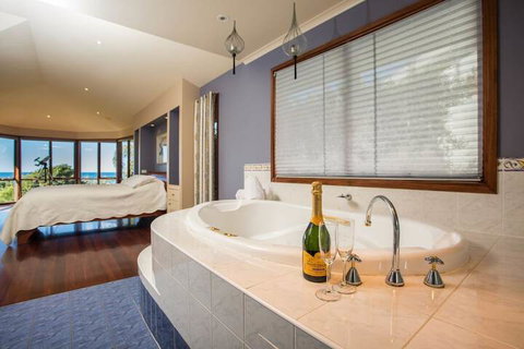 Tura Beach House On Pacific Way - Foster Accommodation 6