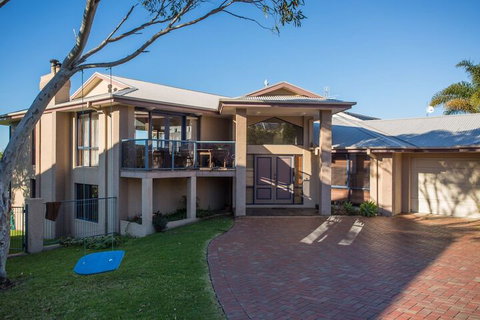 Tura Beach House On Pacific Way - Foster Accommodation 1