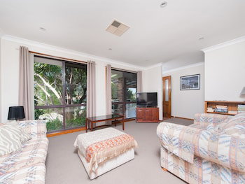 Wildflowers At Fingal Bay - Foster Accommodation 1