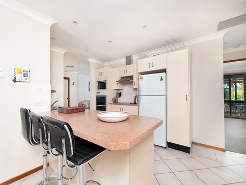 Wildflowers At Fingal Bay - Foster Accommodation 3