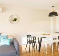 New Designer Home  Parking  Close to Airport - Foster Accommodation