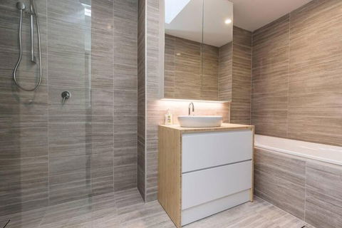 Executive 2 Storey Apartment With Pool - Foster Accommodation 2