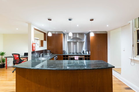 HELENA, 2BDR Fitzroy House - Foster Accommodation 5