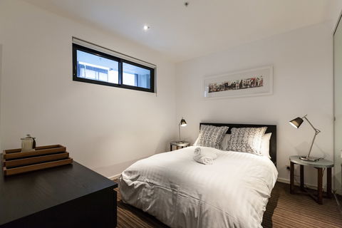 ZACH, 1BDR St.Kilda Apartment - Foster Accommodation 2