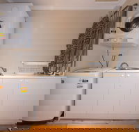 Lovely 5BR house walk to train and shops - Foster Accommodation