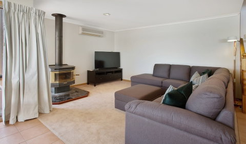 Oyster View - Foster Accommodation 5