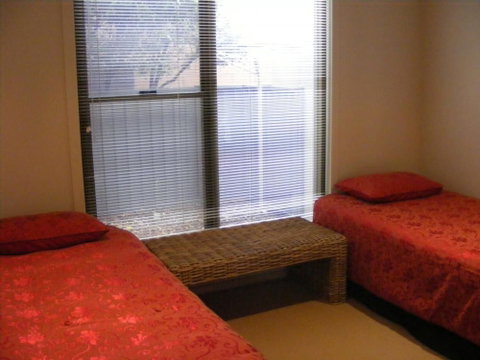 'Rolling Waves 2' On Ocean Drive - Foster Accommodation 2