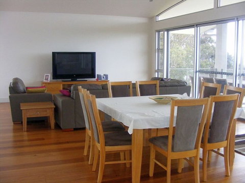 Dew On Lakeview Street - Foster Accommodation 6