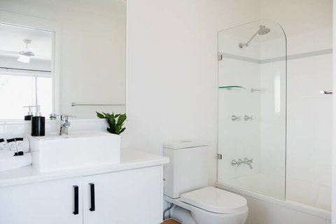 Lazy Days 2 - Foster Accommodation 4