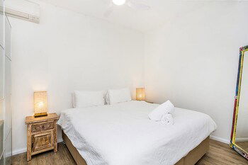 Half Moon Cottage - Foster Accommodation 2