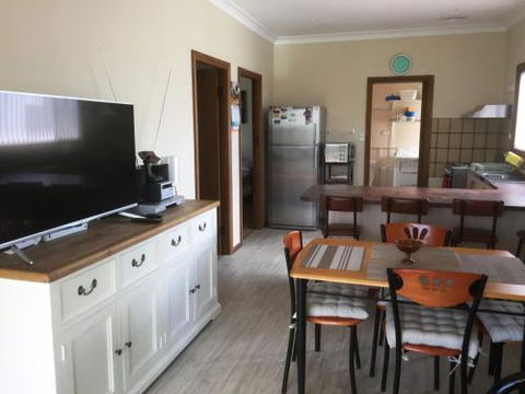 Flat 2 42 McMillan Rd - Foster Accommodation 7