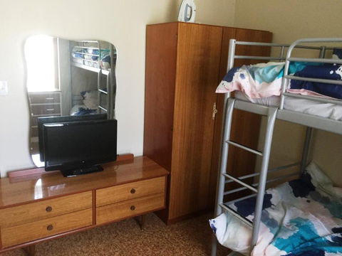 Flat 2 42 McMillan Rd - Foster Accommodation 5
