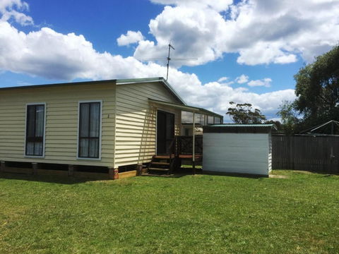Flat 2 42 McMillan Rd - Foster Accommodation 2