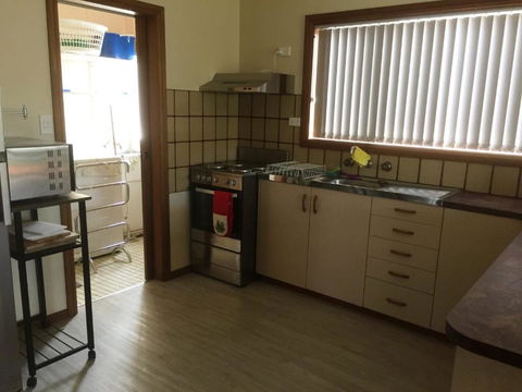Flat 2 42 McMillan Rd - Foster Accommodation 6