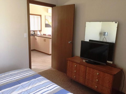 Flat 2 42 McMillan Rd - Foster Accommodation 4