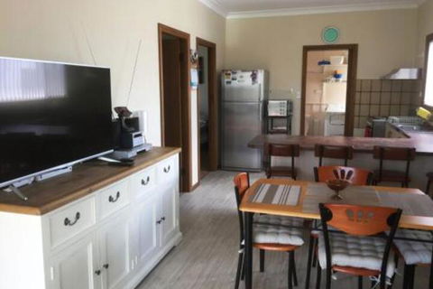 Flat 2 42 McMillan Rd - Foster Accommodation 0