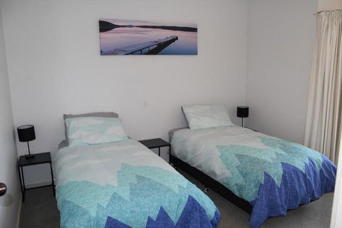 Relax At The Marina - Foster Accommodation 4