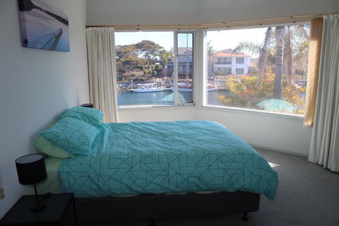 Relax At The Marina - Foster Accommodation 3