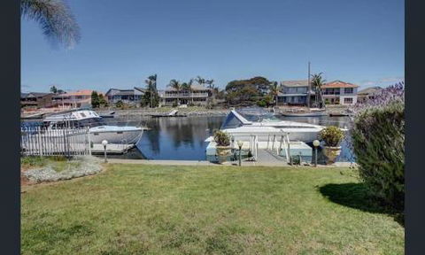 Relax At The Marina - Foster Accommodation 2