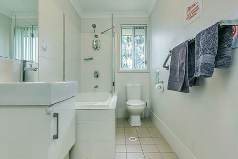 An Ideal Wine Country Getaway Villa - Foster Accommodation 3
