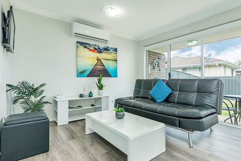 An Ideal Wine Country Getaway Villa - Foster Accommodation 4