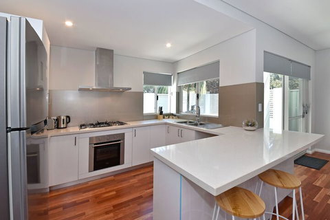 Stylish Apartment Near Perth City 2210 - Foster Accommodation 5