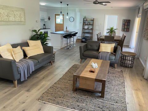 Valley View Townhouse - On The RAIL TRAIL - Foster Accommodation 2